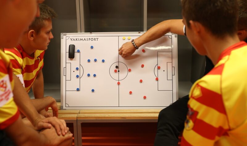 TABLICA TAKTYCZNA Z MAGNESAMI YAKIMASPORT DO PIŁKI NOŻNEJ 90X60CM - obrazek 2